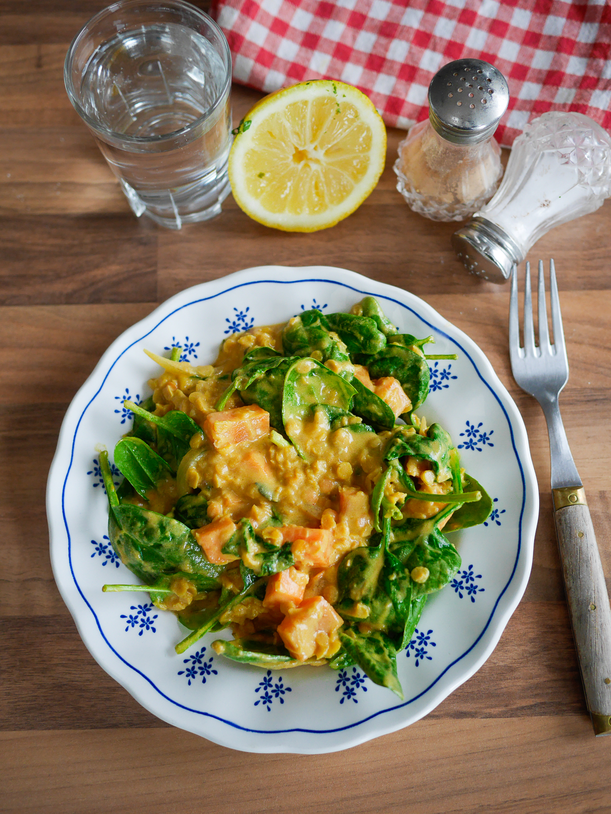 Plat de curry de lentilles à la patate douce et épinards.