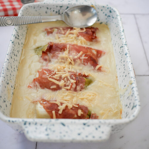 Endives au jambon gratinées, plat prêt à être servi.