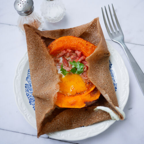 Galette sarrasin, potimarron, œuf, lardons.