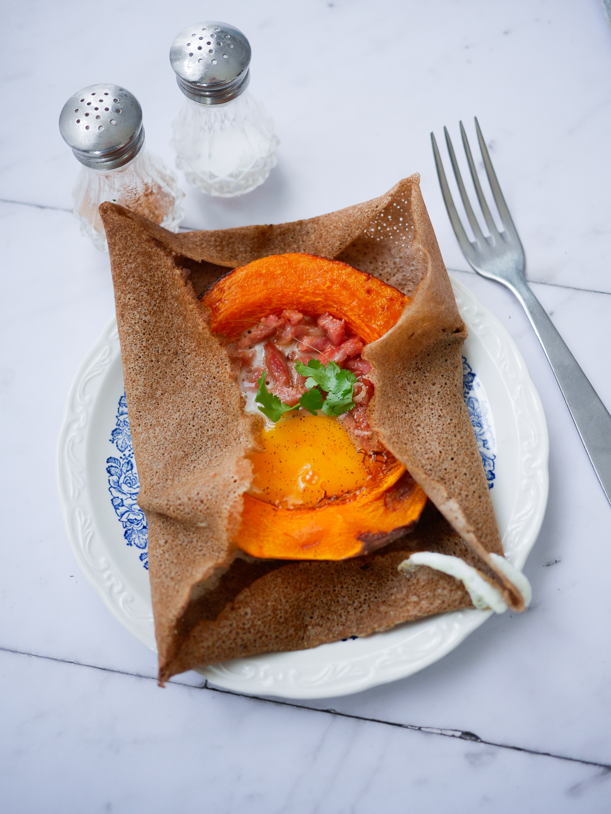 Galette sarrasin, potimarron, œuf, lardons.