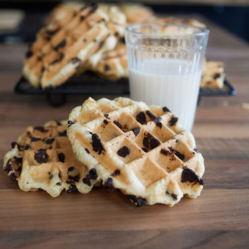 Gaufres aux pépites de chocolat et verre de lait.