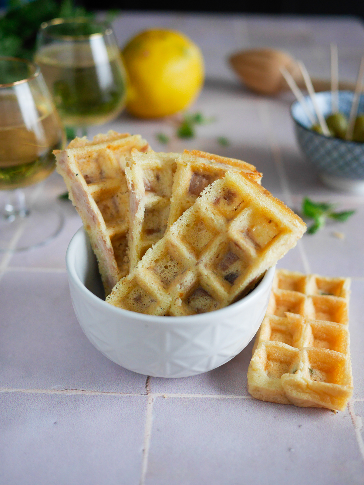 Gaufres salées apéritives avec vin blanc et olives.