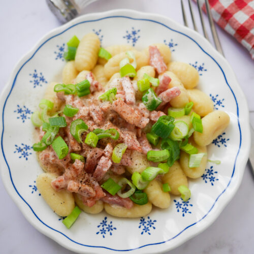 Assiette de gnocchis à la crème et lardons.