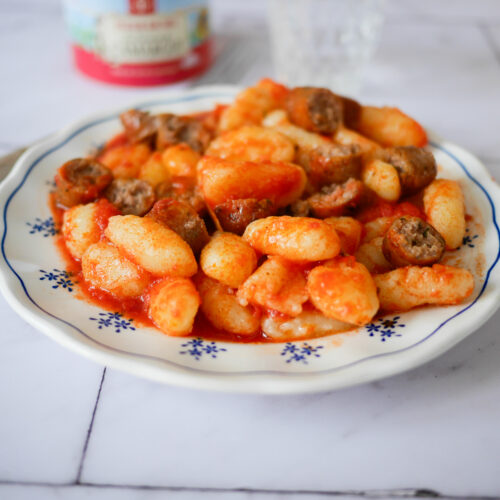 Plat de gnocchis aux saucisses et sauce tomate.