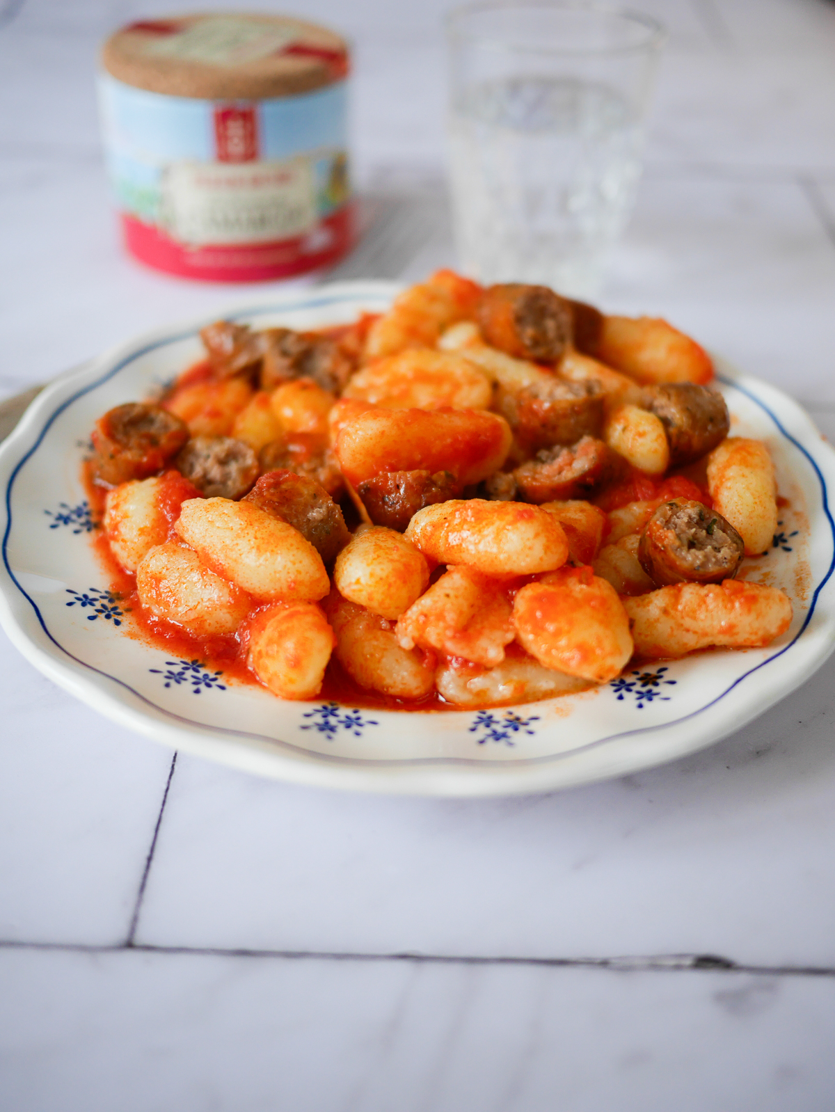 Plat de gnocchis aux saucisses et sauce tomate.