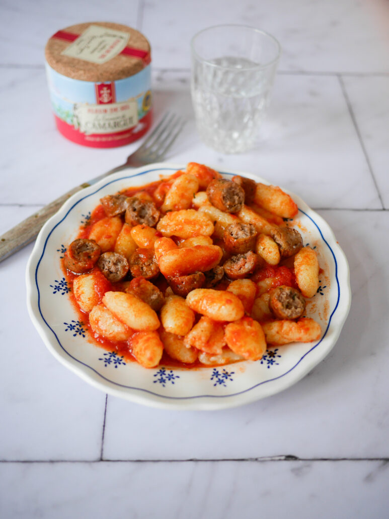 Ajouter un articleGnocchis sauce tomate aux saucisses· ArticleCtrl+KEnregistrer le brouillon37/100PublierModifier le type ou le style du blocDéplacer le bloc Image de la position 5 vers la position 4Déplacer le bloc Image de la position 5 vers la position 6Modifier l’alignementAjouter des imagesGnocchis sauce tomate aux saucissesQuand on aime on ne compte pas, et c'est ainsi que j'ai cuisiné une nouvelle recette de gnocchis sauce tomates aux saucisses.J'aime utiliser les gnocchis à poêler pour les repas du midi où j'ai vraiment peu de temps pour cuisiner, et où j'ai besoin de préparer un plat complet et équilibré. J'en fais avec ce que j'ai sous la main, et ce jour-là, ça se résumait à pas grand chose : des tomates concassées en conserves et des saucisses.Assiette de gnocchis sauce tomate aux saucissesGnocchis sauce tomate saucisseDu coup, j'ai préparé une sauce tomate en faisant revenir de l'ail et de l'oignon émincés dans une poêle avec de l'huile d'olive, et une fois que le mélange était translucide, j'ai ajouté des tomates concassées en boite. Je laisse mijoter cette sauce une vingtaine de minutes à couvert, après avoir ajusté l'assaisonnement en sel et poivre, et avoir ajouté du thym et de l'origan de potager.Pendant que la sauce tomate mijote, je fais cuire les saucisses à l'airfryer. Je préfère cette cuisson plutôt que de les faire cuire à la poêle, c'est plus rapide, y'a moins d'odeur, et c'est moins gras.ImageTéléversez ou faites glisser un fichier image ici, ou choisissez-en un depuis votre médiathèque.TéléverserMédiathèqueInsérer à partir d’une URLEnsuite, j'ajoute les saucisses cuites et coupées en morceaux à la sauce tomate, je laisse mijoter 5 minutes et je mélange les gnocchis cuits. Simple, facile et très bon. Si vous testez, faites moi signe dans les commentaires !Assiette de gnocchis sauce tomate aux saucissesGnocchis sauce tomate à la saucisseUne poêlée complète et rapide à préparer de gnocchis à la sauce tomate et aux saucisses. Difficulté : Très facile Imprimer la recette Epingler la recetteTemps de préparation10minutes minTemps de cuisson30minutes minTemps total40minutes minType de platPlat principalCuisineFrançaisePortions2 personnesIngrédients  1x2x3x250 gramme(s) gnocchis à poêler2 Saucisses1 Oignonshuile d’olive1 gousse(s) ail400 gramme(s) tomates concassées50 gramme(s) parmesan râpé facultatifThymOriganselpoivreInstructions Faites chauffer de l'huile d'olive dans une sauteuse, et ajoutez l'ail haché et l'oignon émincé.Une fois devenus translucides, ajoutez la tomates concassées. Remuez, salez, poivrez, ajoutez le thym et l'origan, et laissez mijoter 20 minutes à couvertFaites cuire les saucisses 8 minutes à 200 dégrés à l'airfryer ou coupez les saucisses et faites les cuire directement dans la sauce tomateFaites cuire les gnocchis dans une casserole d’eau bouillante 3 à 5 minutes. égouttez et réservezAjoutez les gnocchis dans la sauteuse et mélangezAjoutez le parmesan si vous le souhaitezServez chaud.A vous la parole !Donnez une note à cette recette★★★★★ et partagez votre avis en commentaire ! Ca inspire toute la communauté 🙏MonterDescendreOuvrir/fermer la section Notifadz par AdrenaleadArticleBlocGnocchis sauce tomate aux saucissesRemplacerRetirerAjouter un extrait...226 mots, temps de lecture 1 minute.Dernière modification il y a 17 heures.ÉtatBrouillonPublierImmédiatementLien/gnocchis-sauce-tomate-aux-saucissesAuteur/autriceValérie Virorello-JamiliCommentairesCommentaires uniquementFormatStandardDéplacer dans la corbeilleActive ElementsWPSP Open Wrapper - HookWPSP Close Wrapper - HookSecondary Navigation - HookTous les élémentsMonsterInsightsCatégoriesRechercher des catégoriesRechercherA classerCuisine à thèmeAirfryerBarbecueCadeaux gourmandsChandeleurConservesCuiseur électriqueHalloweenMes recettes Guy DemarlePlats mijotésSans cuissonMenus de la semaineMes actus !Mieux mangerMon potager perché (sur le toit de mon immeuble!)RecettesRecettes saléesApéritifsBricks & Crêpes saléesBurgers & SandwichesCakes, Terrines & Tartes SaléesGratinsLégumesOeufsPains fait maisonpâtes riz semoulePoissonRecettes végétariennesSalades & Entrées froidesSauces et condimentsSoupesTajinesViandeRecettes sucréesBiscuitsBoissons fait maisonBriochesClafoutis, Fars & FlansConfitures et pâtes à tartinerCrèmes, Mousses et Yaourts fait maisonGlaces & SorbetsPancakes, Gaufres, Crêpes & BeignetsTartes & GâteauxVoyagesAjouter une catégorieÉtiquettesAjouter une étiquetteSéparez avec une virgule ou avec la touche entrée.Plus utiliséesTomatesCrème fraîcheOignonsAilChocolatBasilicPommes de terreCourgettesPâtespouletMonterDescendreOuvrir/fermer la section Mise en pageDisposition de la colonne latéraleValeur par défautWidgets de pied de pageValeur par défautConteneur de contenuChoisissez votre type de conteneur de contenu.Valeur par défautDésactiver des éléments Barre du haut En-tête Navigation principale Image mise en avant Contenu du titre Pied de pageOuvrir le panneau de publicationArticleImageNotificationsTéléversez ou faites glisser un fichier image ici, ou choisissez-en un depuis votre médiathèque.Sélectionnez des fichiersSélectionnez des fichiersFermez la boite de dialogueSélectionnez ou téléversez un fichierTéléverser des fichiersMédiathèqueFiltrer les médiasFiltrer par dateToutes les datesRechercher des médiasListe des médiasAffichage de 80 médias sur 9639Charger la suiteDétails du fichier jointgnocchis-saucisse-sauce-tomate-1.jpg26 mars 20251 Mo1200 pixels par 1598Modifier l’imageSupprimer définitivementTexte alternatifAssiette de gnocchis sauce tomate aux saucissesApprendre à décrire le but de l’image(ouvre un nouvel onglet). Laissez vide si l’image est purement décorative.Titregnocchis-saucisse-sauce-tomate-1LégendeGnocchis sauce tomate saucisseDescriptionURL du fichier :https://www.marciatack.fr/wp-content/uploads/2025/03/gnocchis-saucisse-sauce-tomate-1.jpgCopier l’URL dans le presse-papierActions des médias sélectionnés.SélectionnerAucun fichier choisi