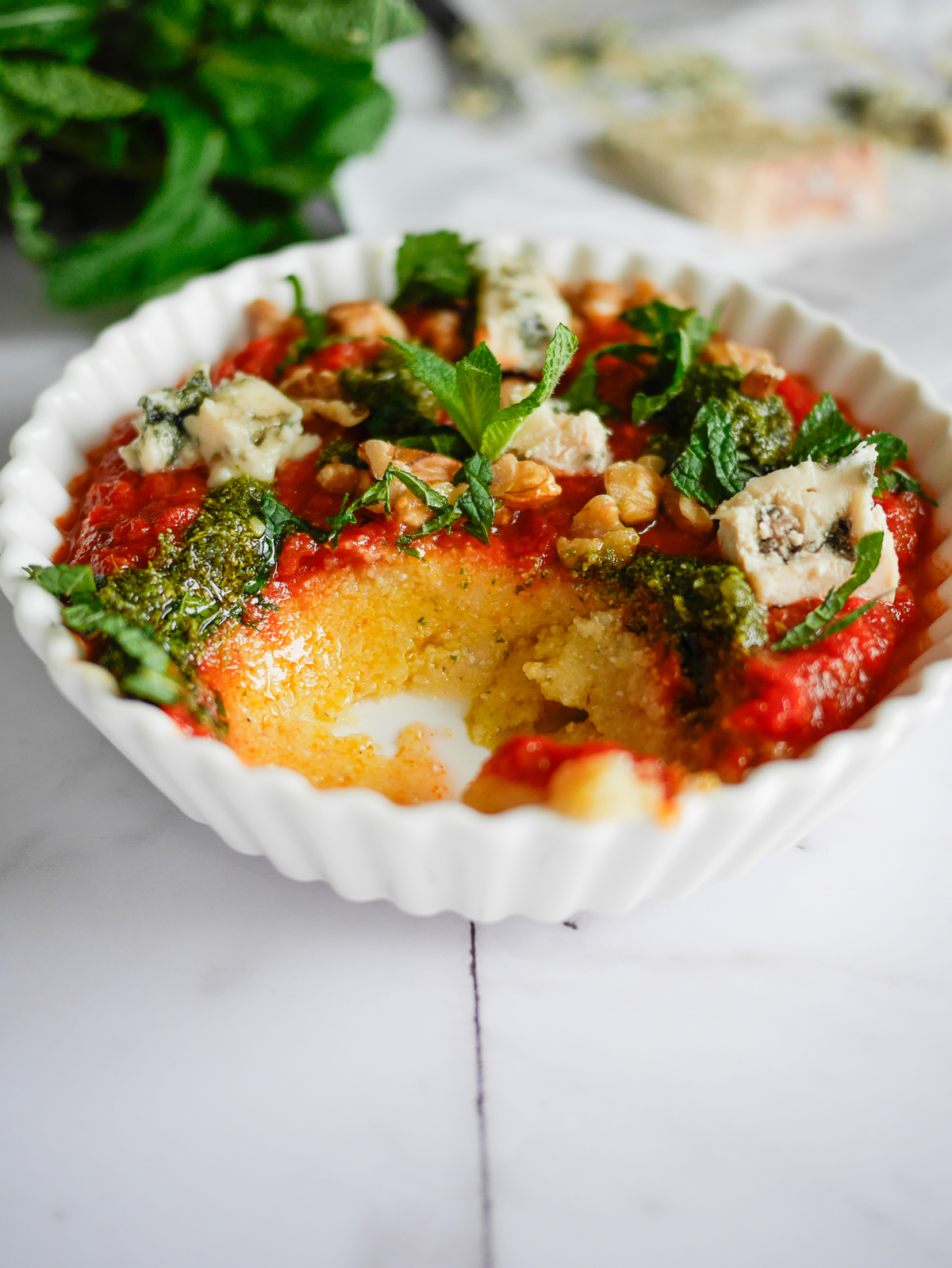 Polenta avec sauce tomate, bleu et menthe.