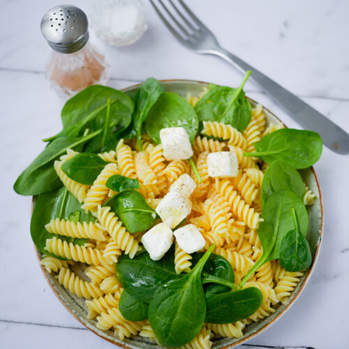 Salade de pâtes fusilli avec épinards et feta
