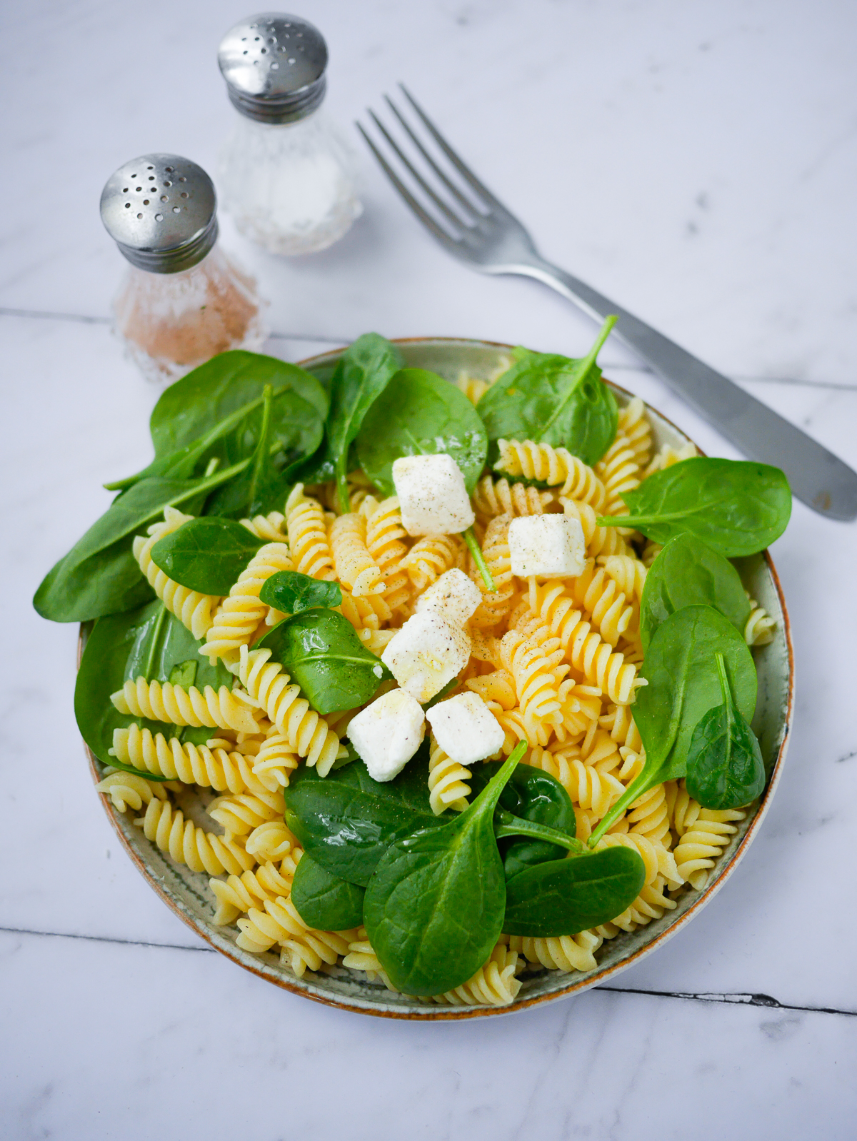 Salade de pâtes fusilli avec épinards et feta