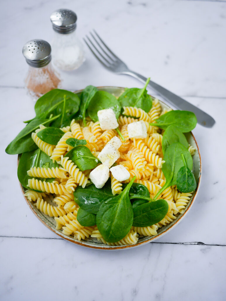 Assiette de pâtes aux épinards et au fromage de chèvre
