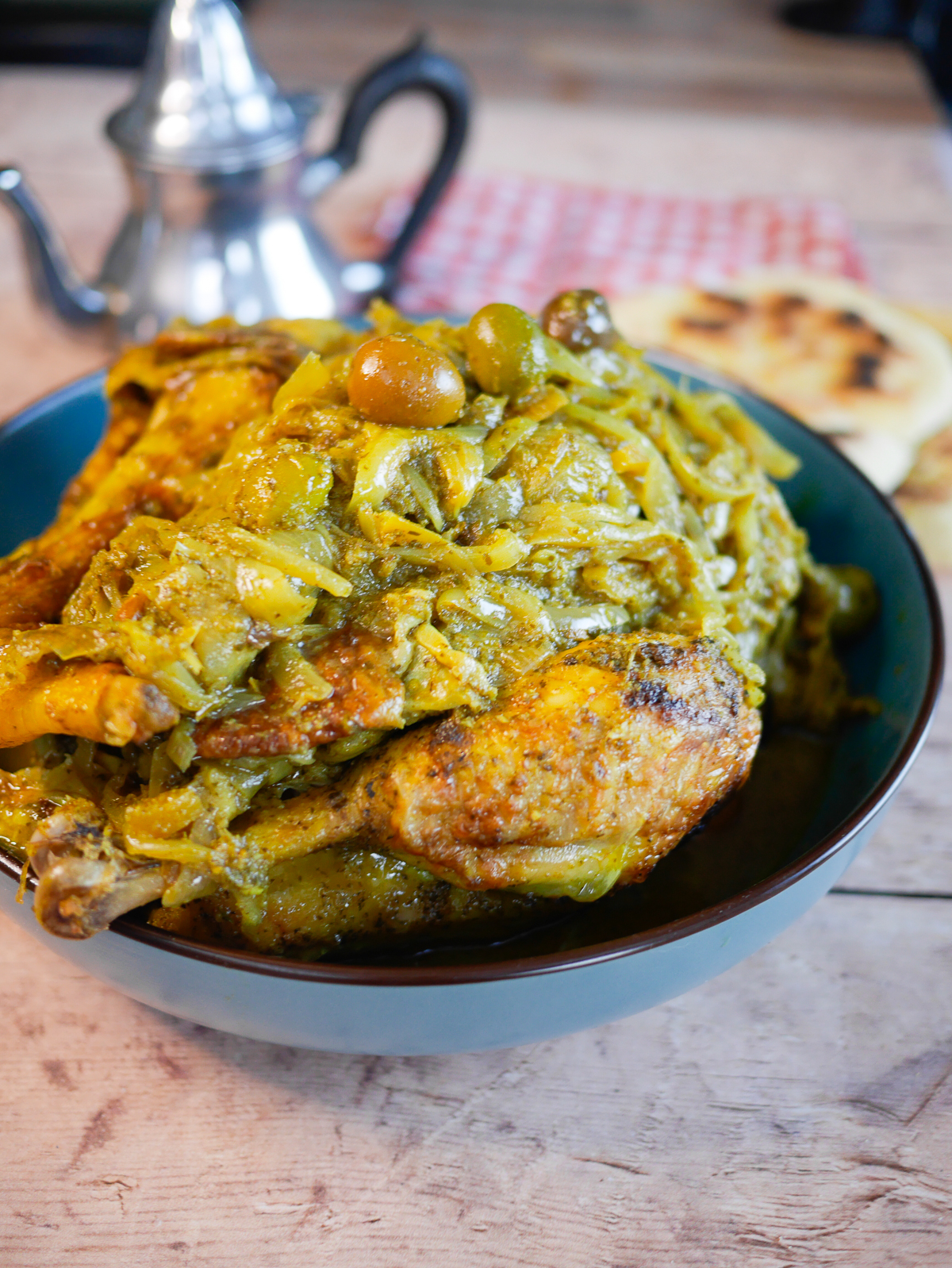 Tajine de poulet aux olives et citron confit.