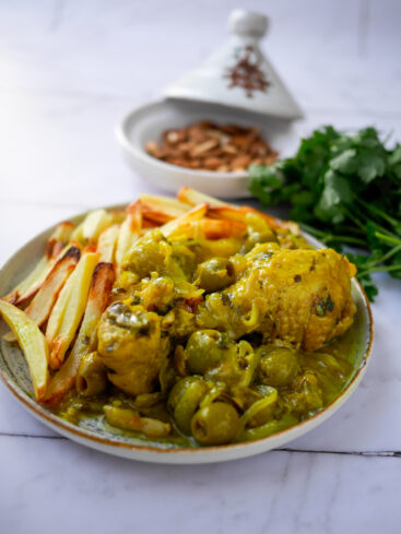 Tajine de poulet aux olives avec frites