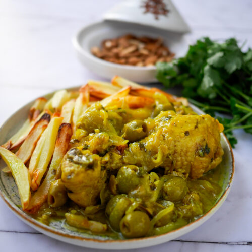 Tajine de poulet aux olives avec frites