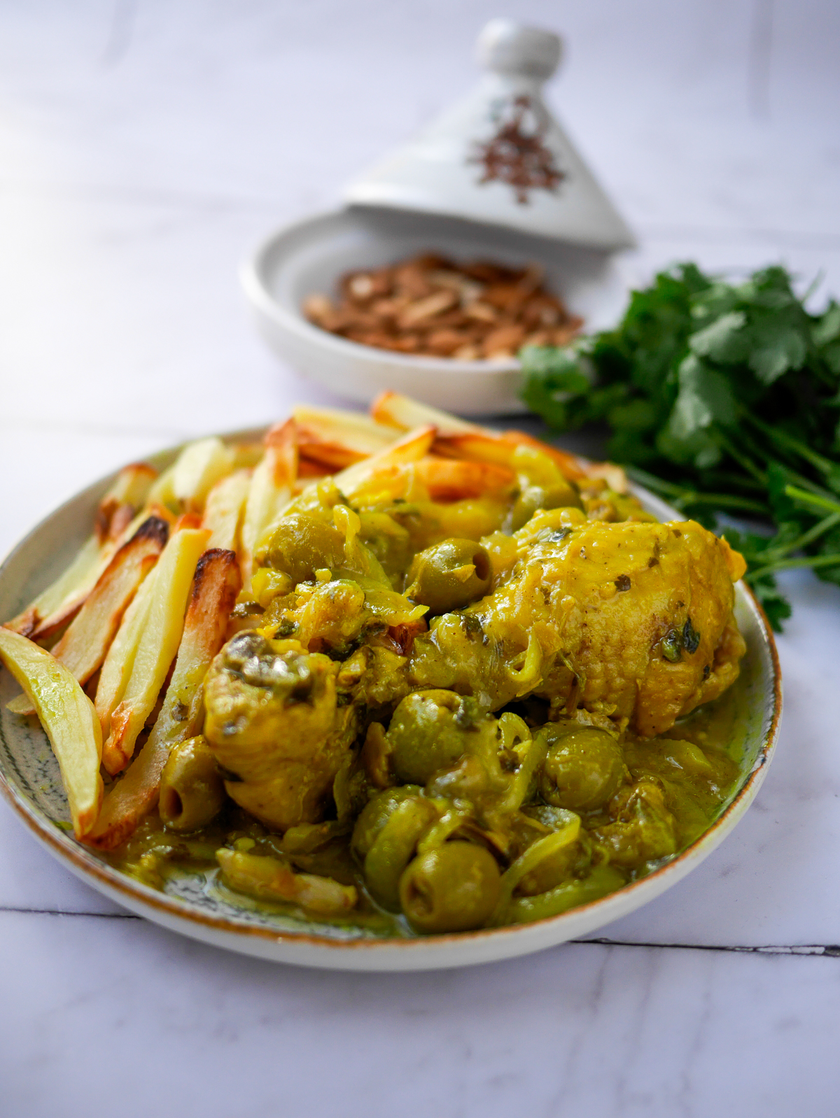 Tajine de poulet aux olives avec frites