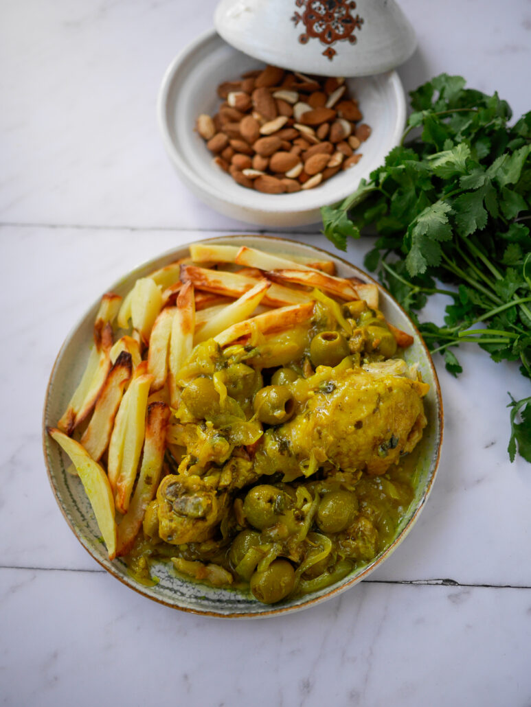 Assiette de frites et de tajines de cuisses de poulet avec olives vertes