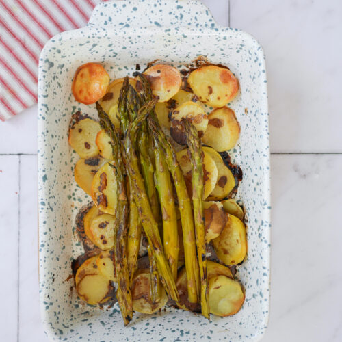 Asperges et pommes de terre rôties dans un plat.