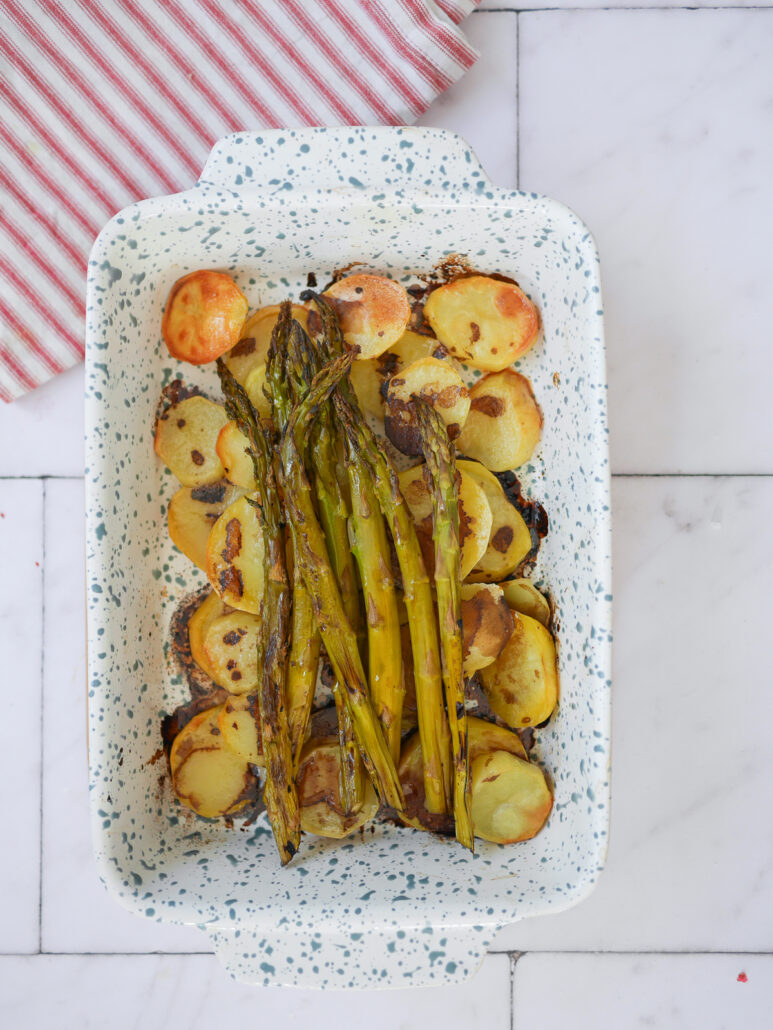 Plat à four avec des pommes de terre rôties et des asperges cuites au four