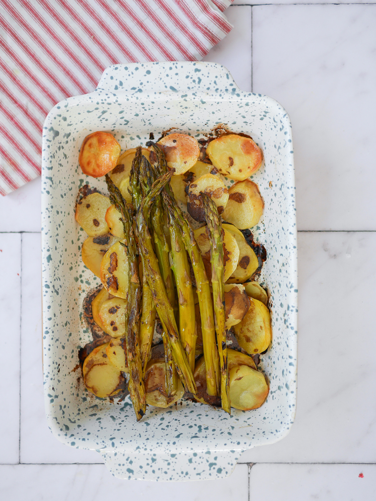 Asperges et pommes de terre rôties dans un plat.