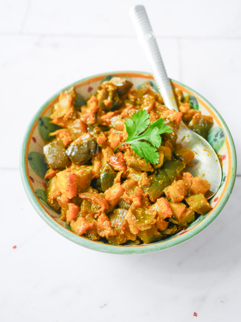 Curry de légumes dans un bol décoré