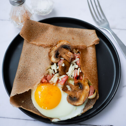 Galette de sarrasin complète avec œuf, jambon et champignons