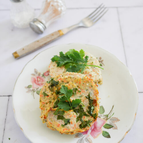 Galettes de légumes sur assiette vintage avec persil.