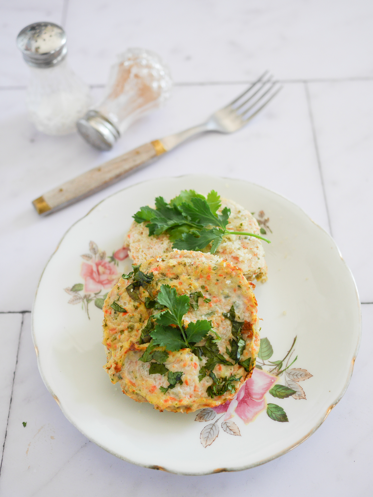 Galettes de légumes sur assiette vintage avec persil.