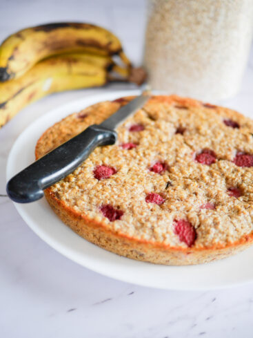 Gâteau avoine framboises, bananes, couteau