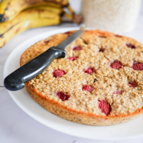 Gâteau avoine framboises, bananes, couteau