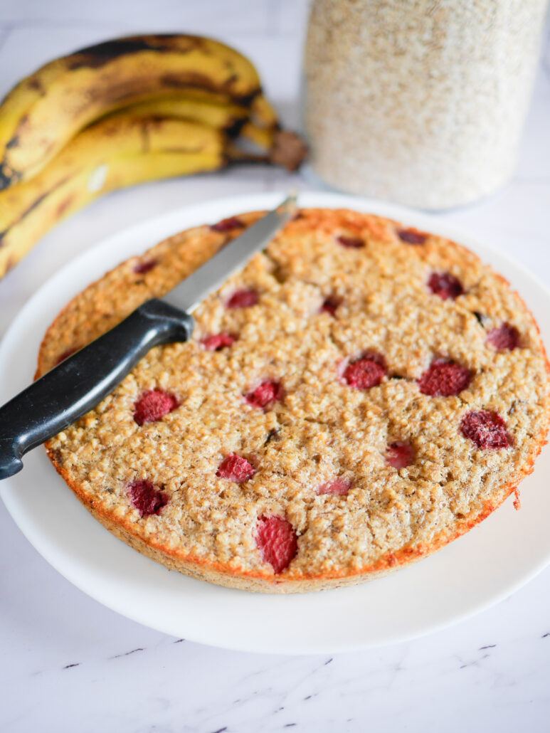 gâteau healthy à l'avoine, banane et framboises