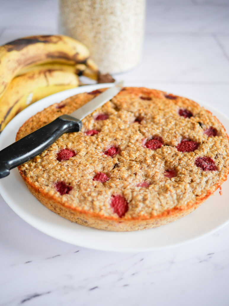 Gâteau aux flocons d'avoine, bananes et framboises