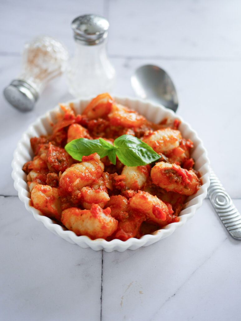 Plat de gnocchis à poêler à la sauce tomate bolognaise