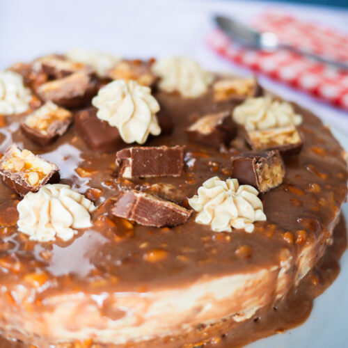 Gâteau Snickers avec crème fouettée et sauce caramel