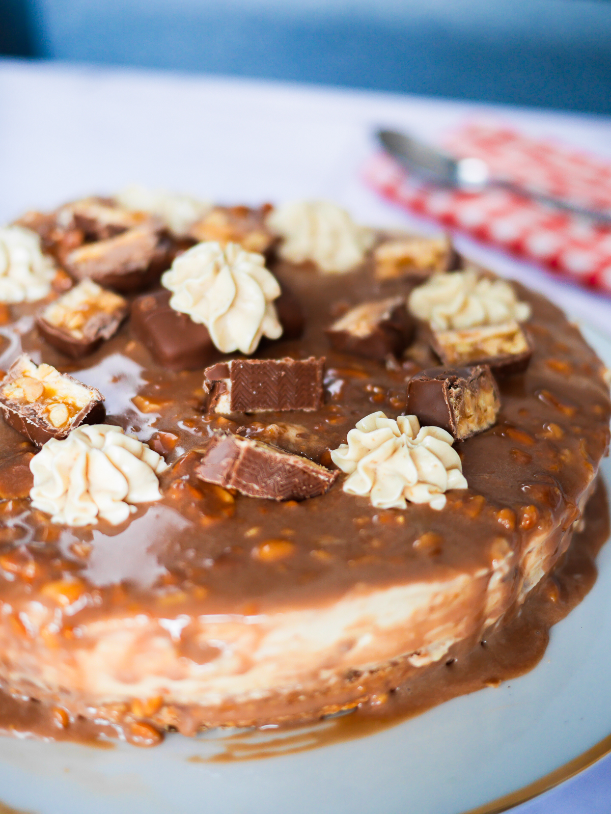 Gâteau Snickers avec crème fouettée et sauce caramel