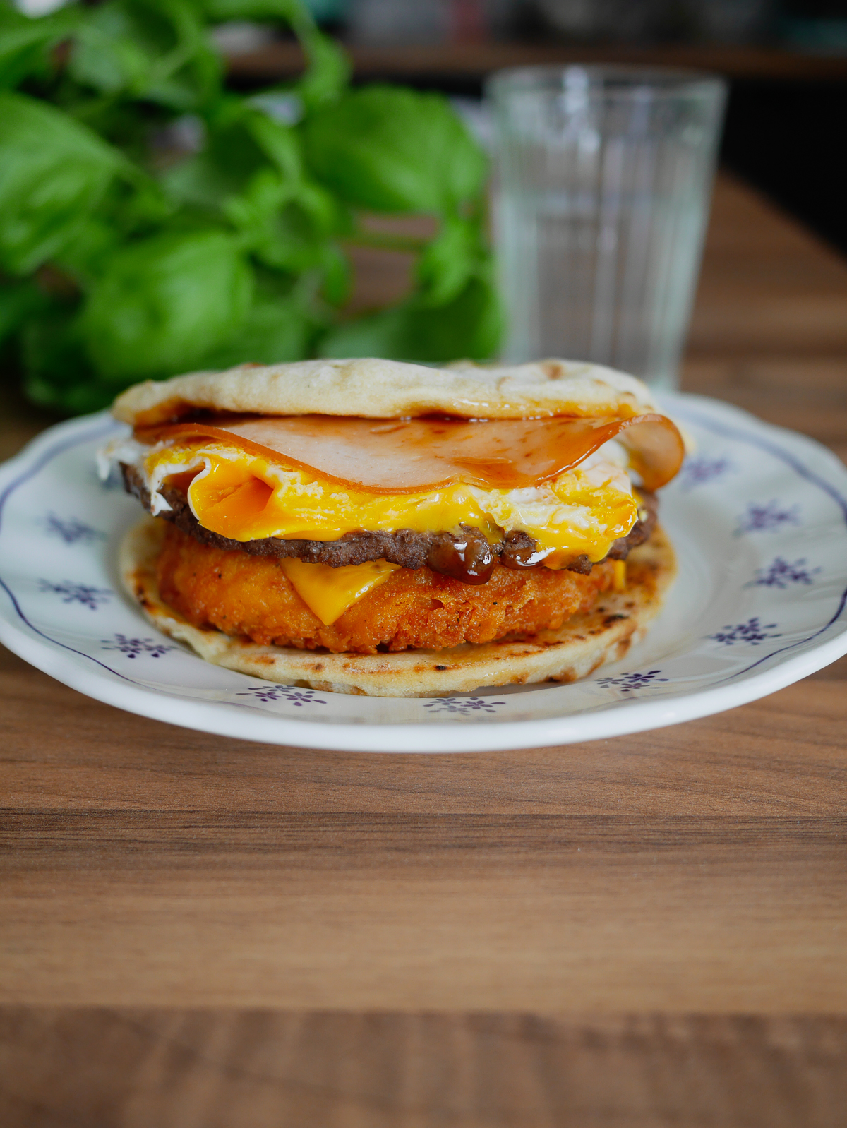 Sandwich petit-déjeuner avec œuf, viande et galette de pomme de terre