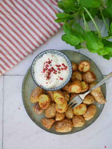 Pommes de terre rôties avec sauce au yaourt et basilic