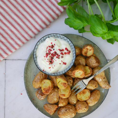 Pommes de terre rôties avec sauce au yaourt et basilic