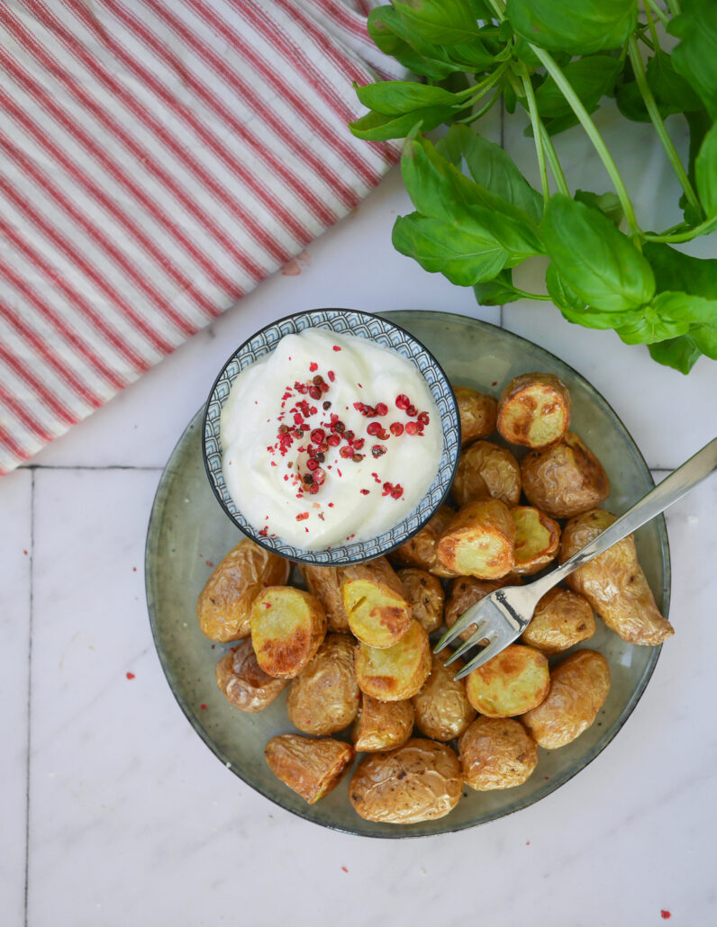 Pommes de terre grenaille à l'airfryer servies avec un bol de sauce au yaourt