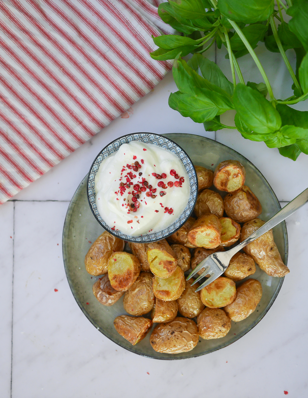 Pommes de terre rôties avec sauce au yaourt et basilic