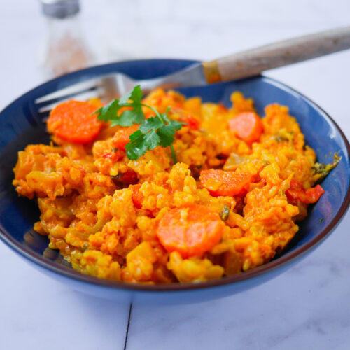 Plat de riz aux carottes, coriandre, fourchette