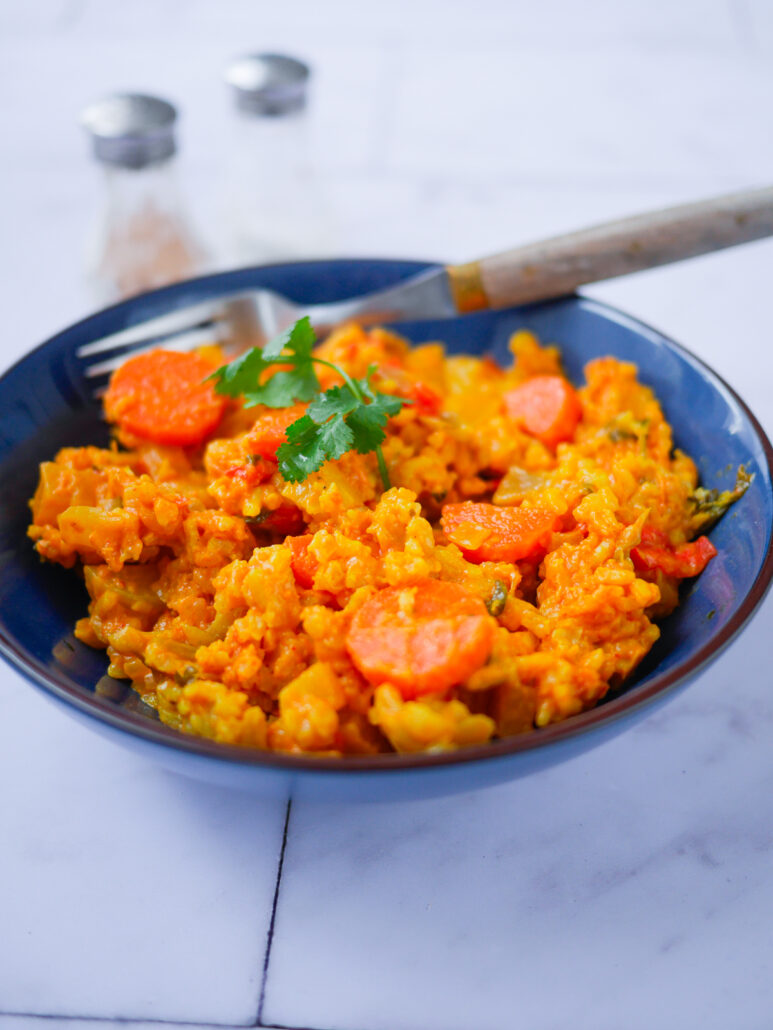 Assiette de riz épicé aux légumes