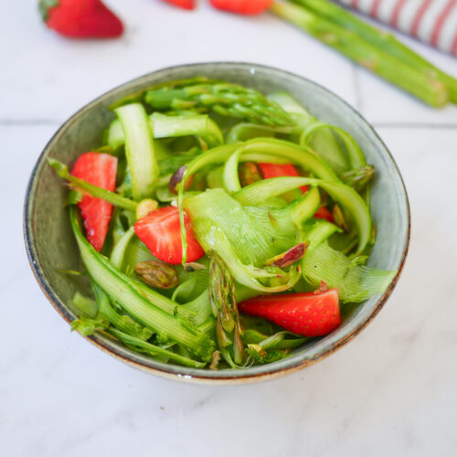 Salade d'asperges et fraises fraîches en été.