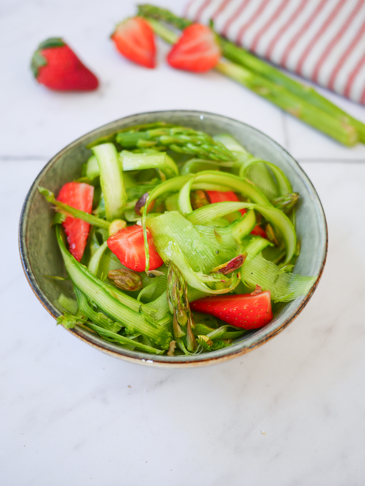 Salade d'asperges et fraises fraîches en été.