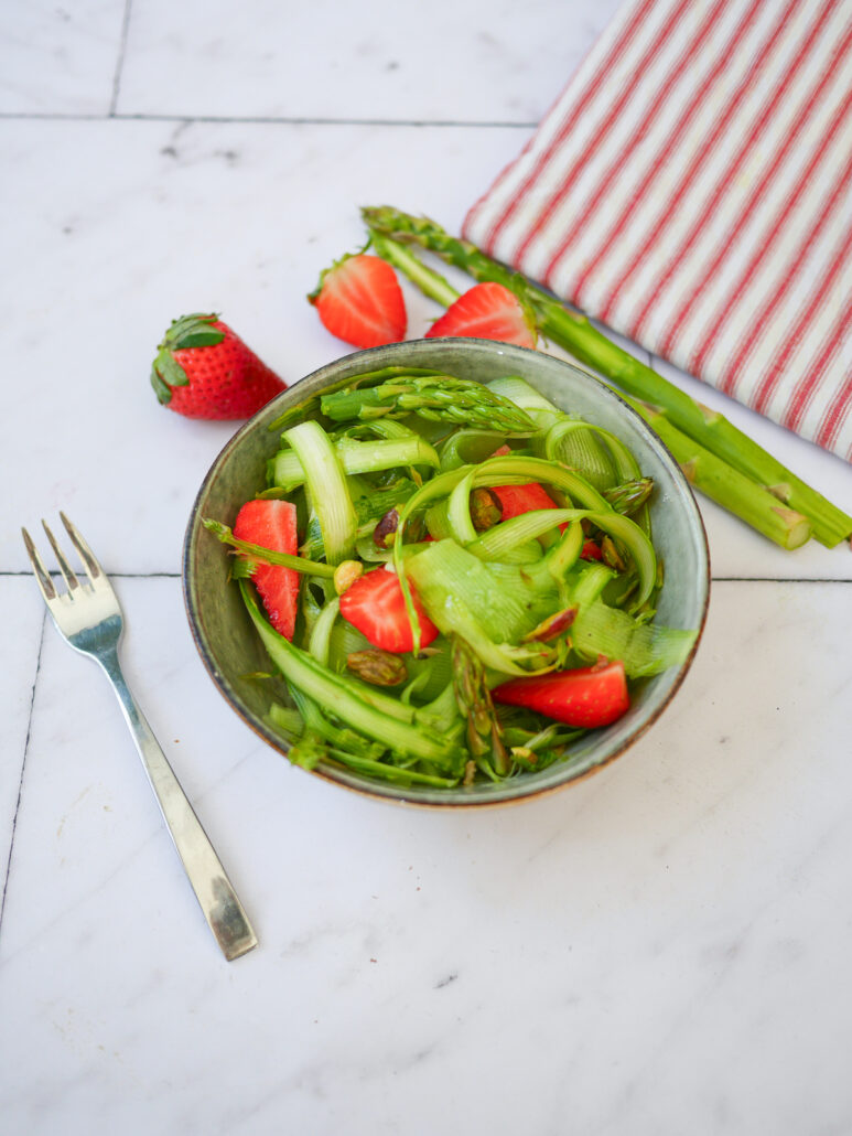 salade d'asperges vertes crues aux fraises et concombre