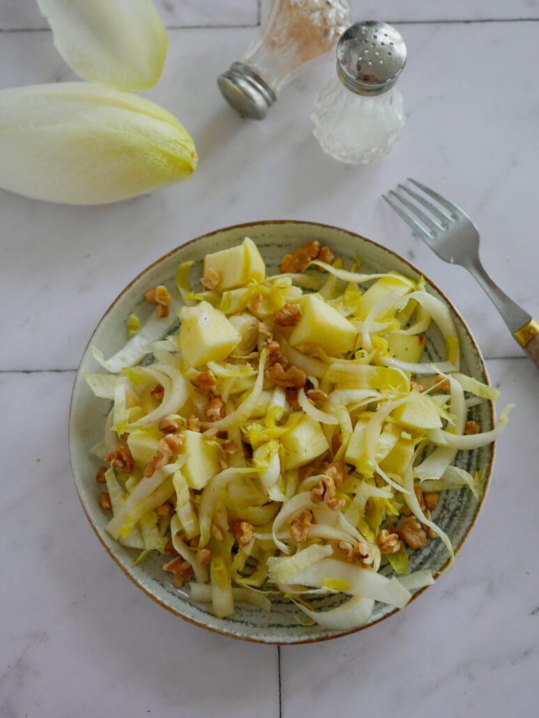 Assiette de salade d'endives aux pommes et aux noix