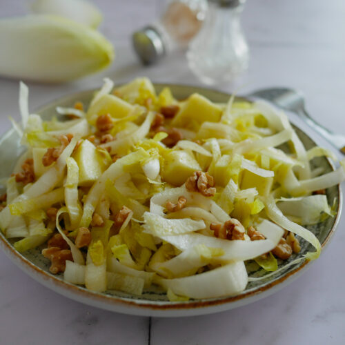 Salade d'endives, pommes et noix.