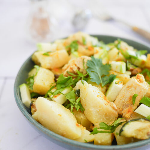 Salade de pommes de terre, courgettes et herbes fraîches.