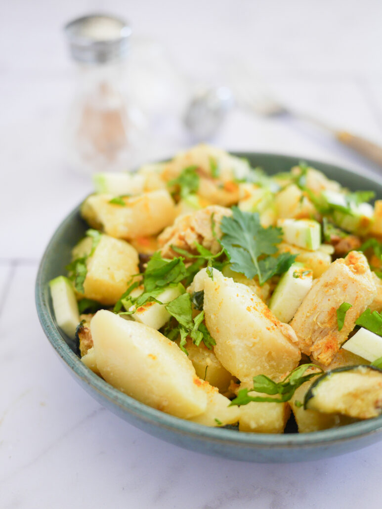Salade pommes de terre, poulet curry en gros plan