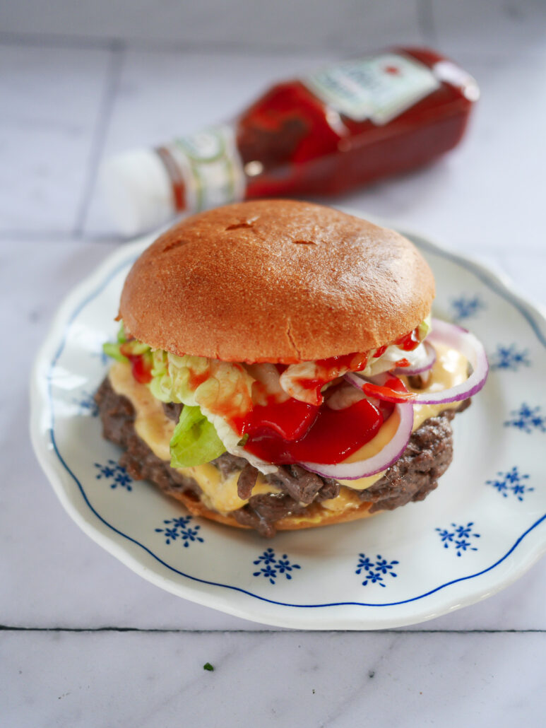 smash burger avec ketchup et salade et fromage dégoulinant