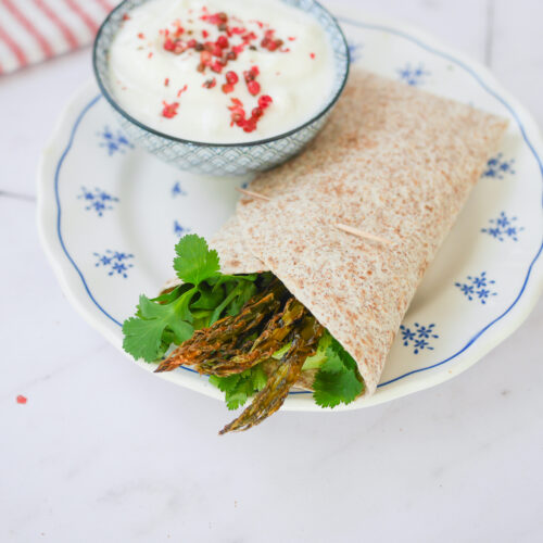 Wrap aux asperges, coriandre et sauce yaourt