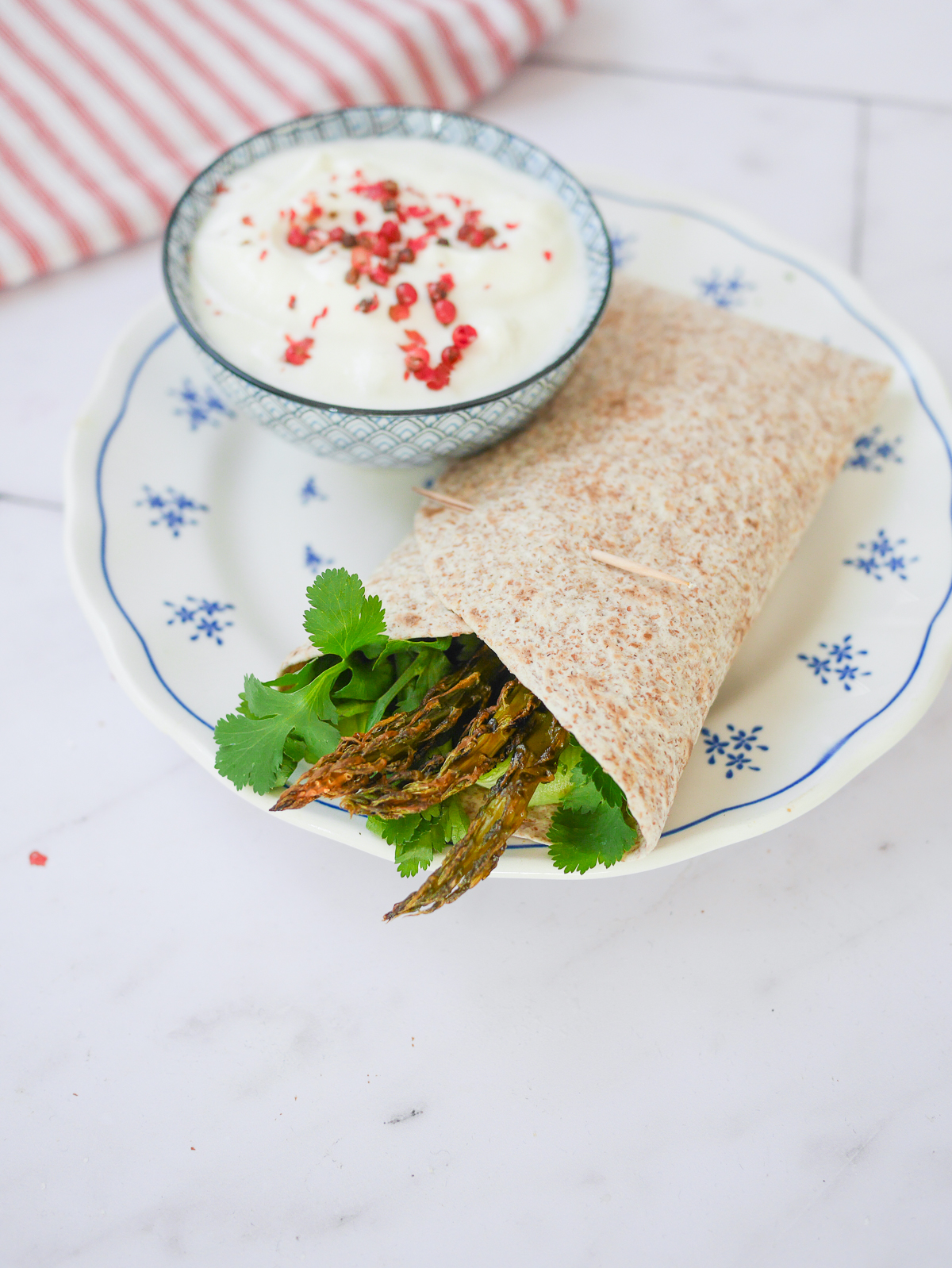 Wrap aux asperges, coriandre et sauce yaourt